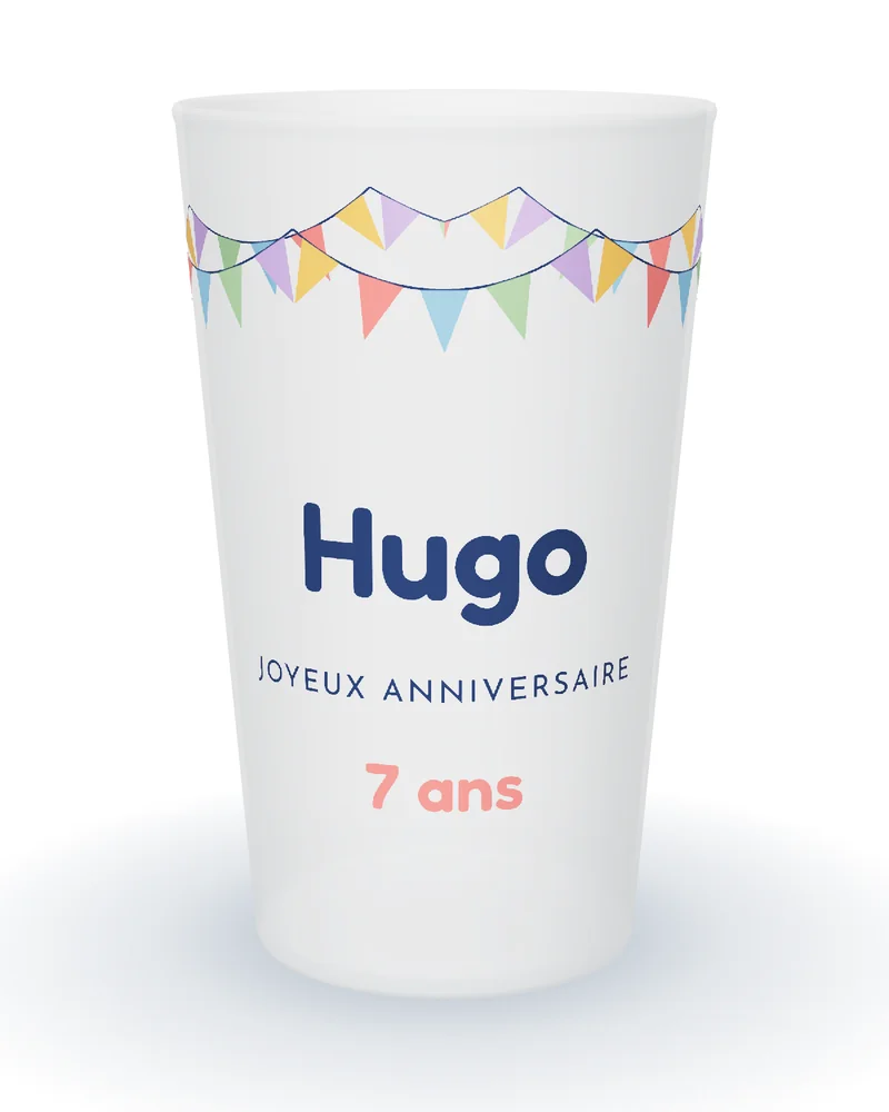 Gobelet personnalisé anniversaire enfant, guirlande de fanions multicolores tout autour, prénom et âge
