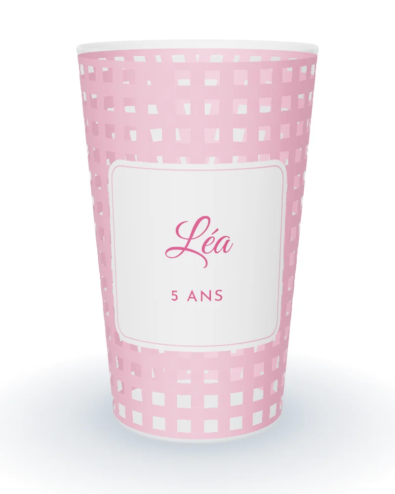 Gobelet personnalisé anniversaire enfant, motif vichy rose tout autour, prénom en calligraphie dans un cartouche