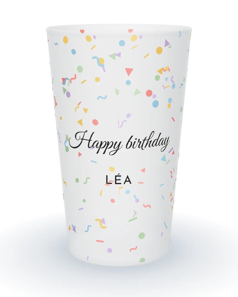 Gobelet personnalisé anniversaire festif, confettis multicolores tout autour et Happy birthday en calligraphie