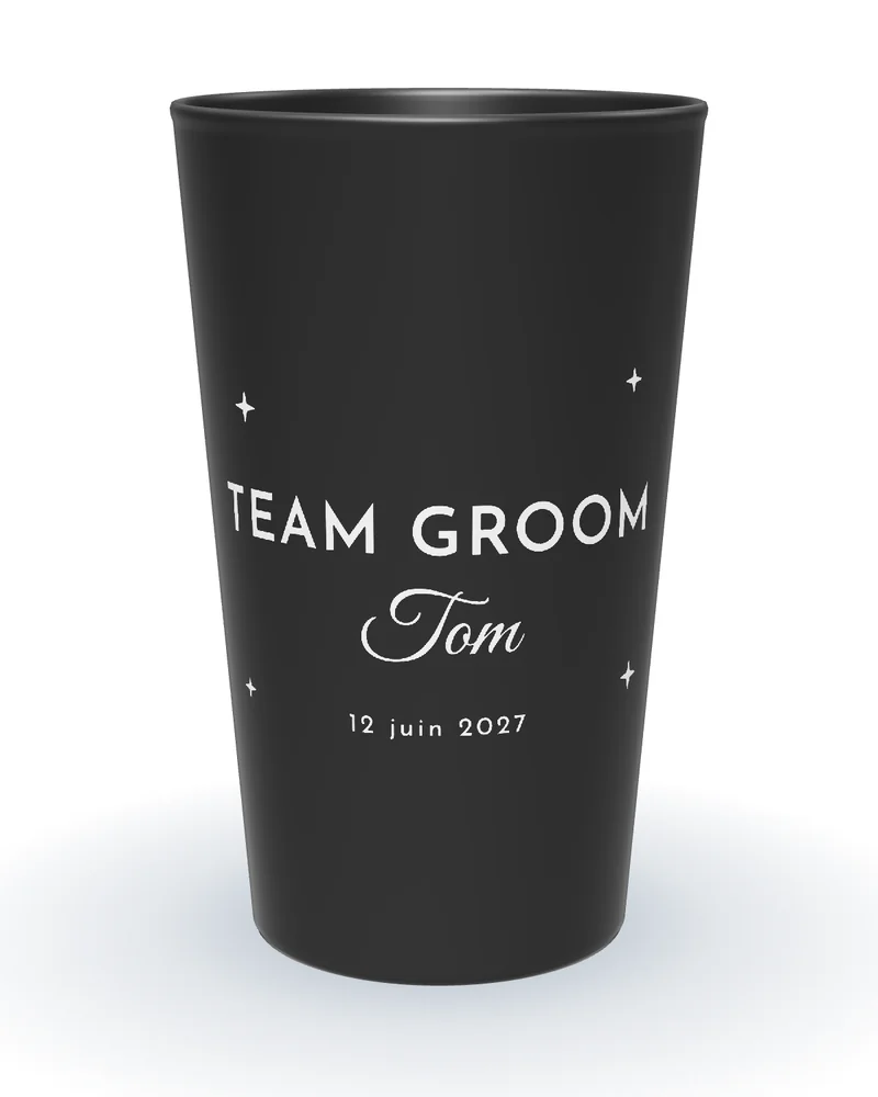 Gobelet personnalisé EVG noir, Team groom en capitales blanches, étoiles et prénom du futur marié