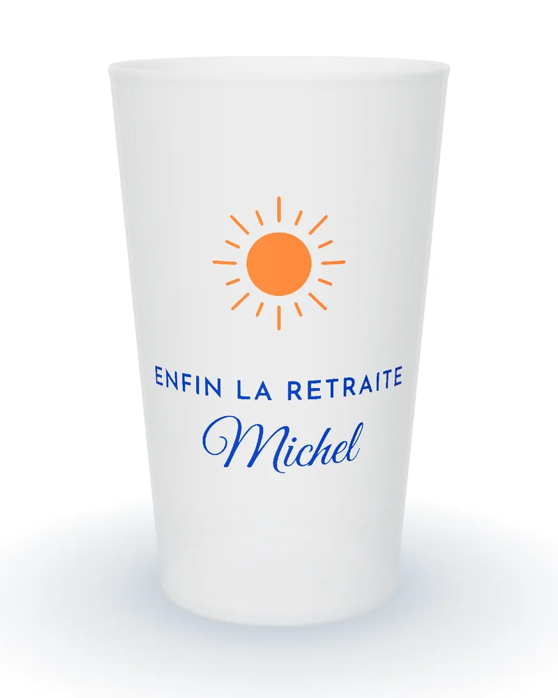 Gobelet personnalisé retraite, soleil orange et Enfin la retraite en capitales bleues, prénom en calligraphie