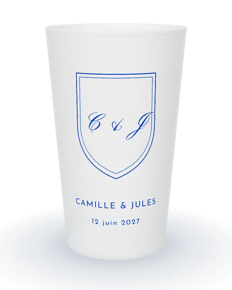 Gobelet personnalisé mariage chic, initiales en calligraphie dans un blason à double filet