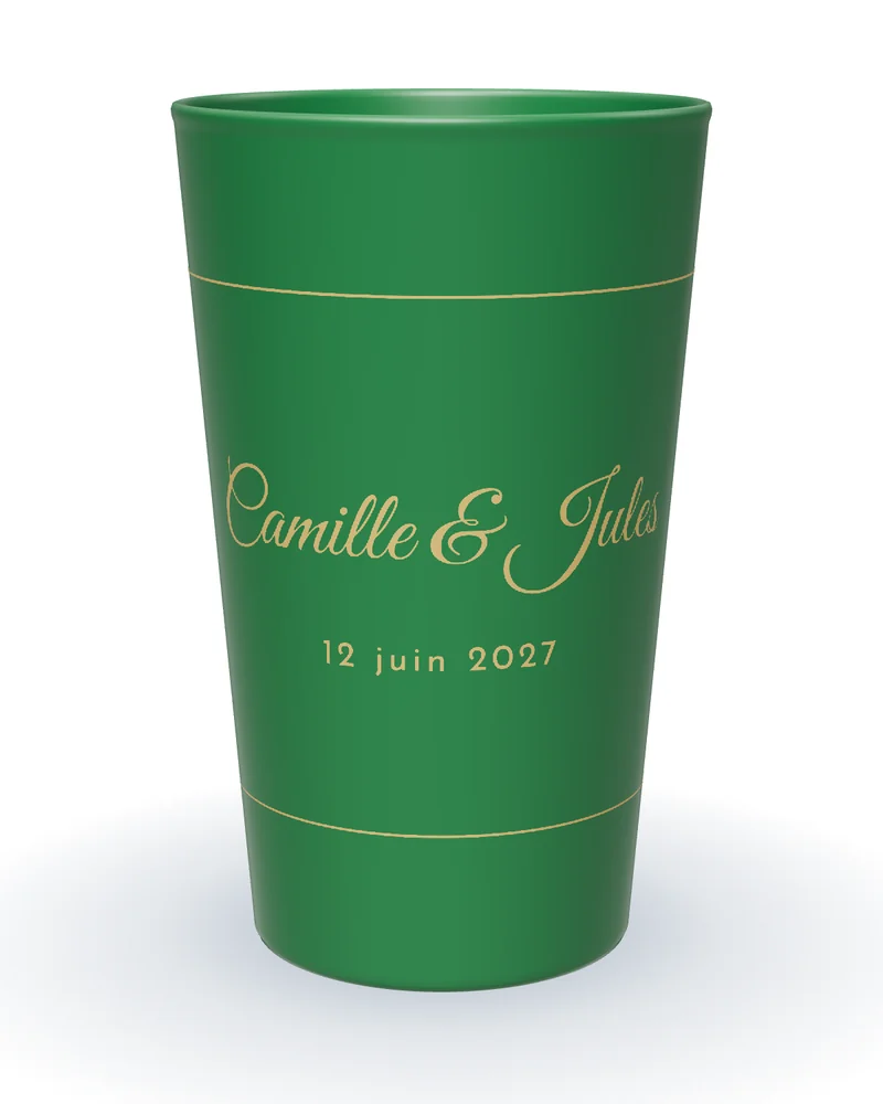 Gobelet personnalisé mariage chic vert foncé, prénoms en calligraphie dorée entre deux filets