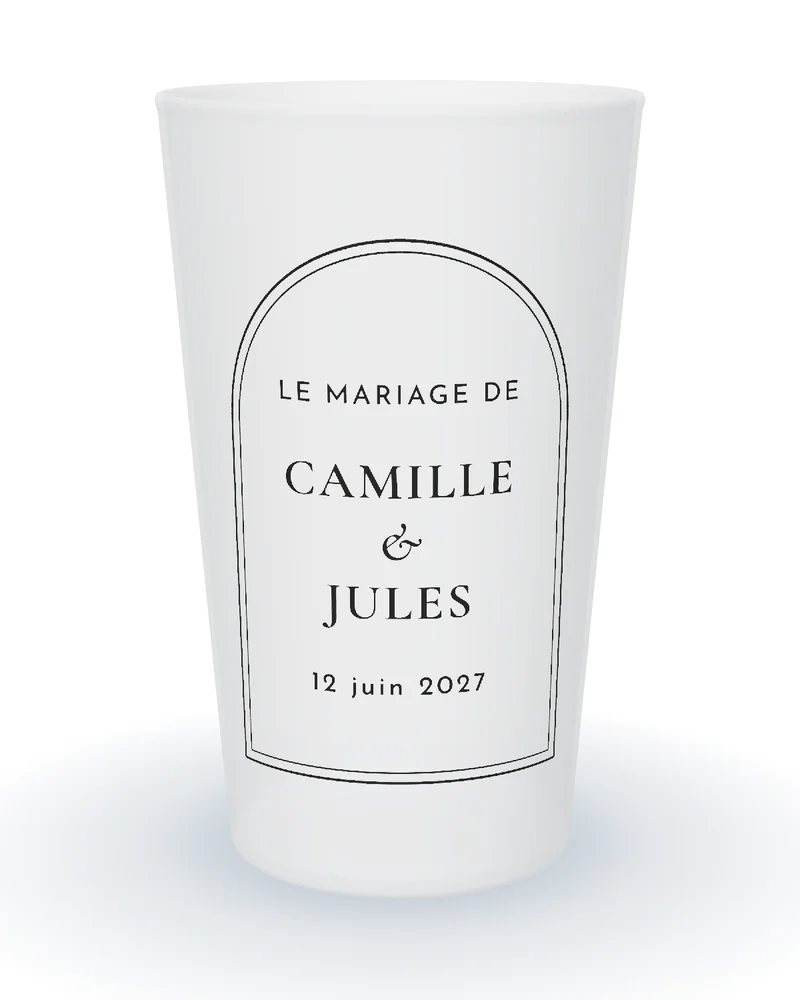 Gobelet personnalisé mariage minimaliste, prénoms empilés en capitales dans une arche à double filet