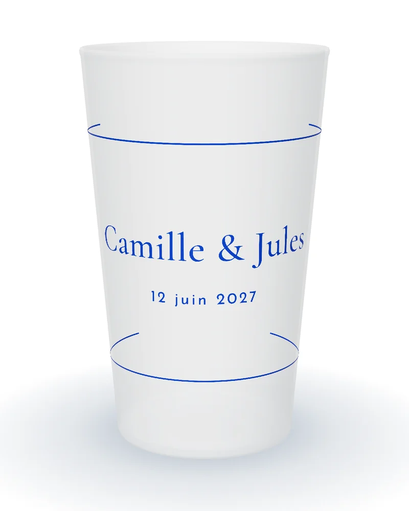 Gobelet personnalisé mariage minimaliste, prénoms en lettres serif bleu marine entre deux filets