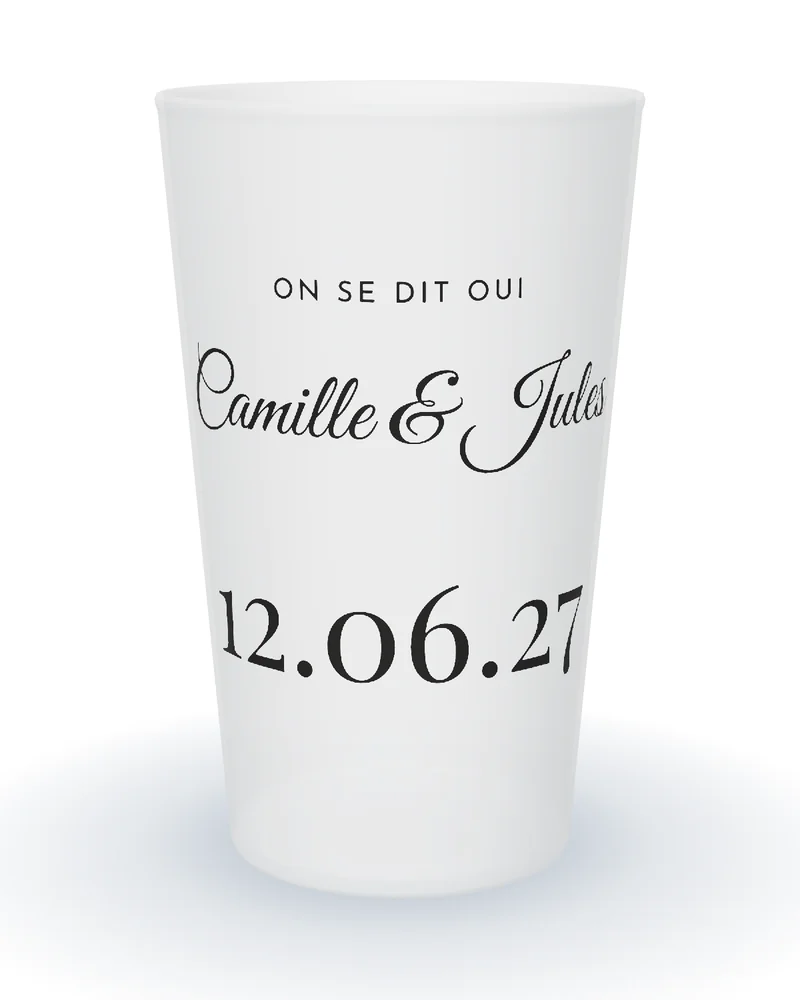 Gobelet personnalisé mariage minimaliste, grande date typographique et prénoms en calligraphie