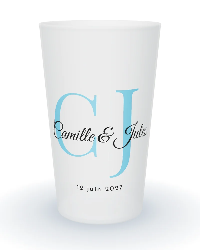 Gobelet personnalisé mariage minimaliste, grandes initiales bleu ciel et prénoms en calligraphie par-dessus