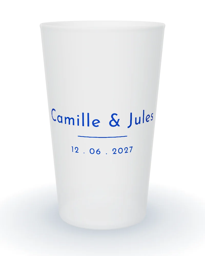 Gobelet personnalisé mariage minimaliste, prénoms en capitales espacées et date, une ligne fine