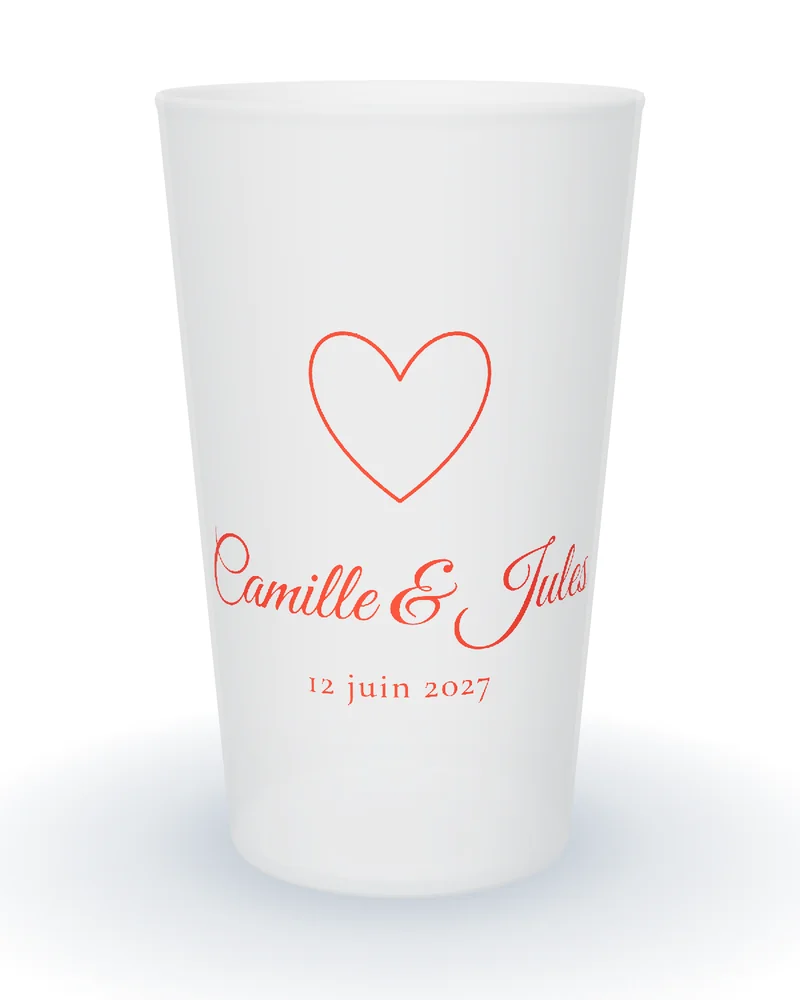 Gobelet personnalisé mariage romantique, cœur dessiné d’un trait bordeaux et prénoms en calligraphie