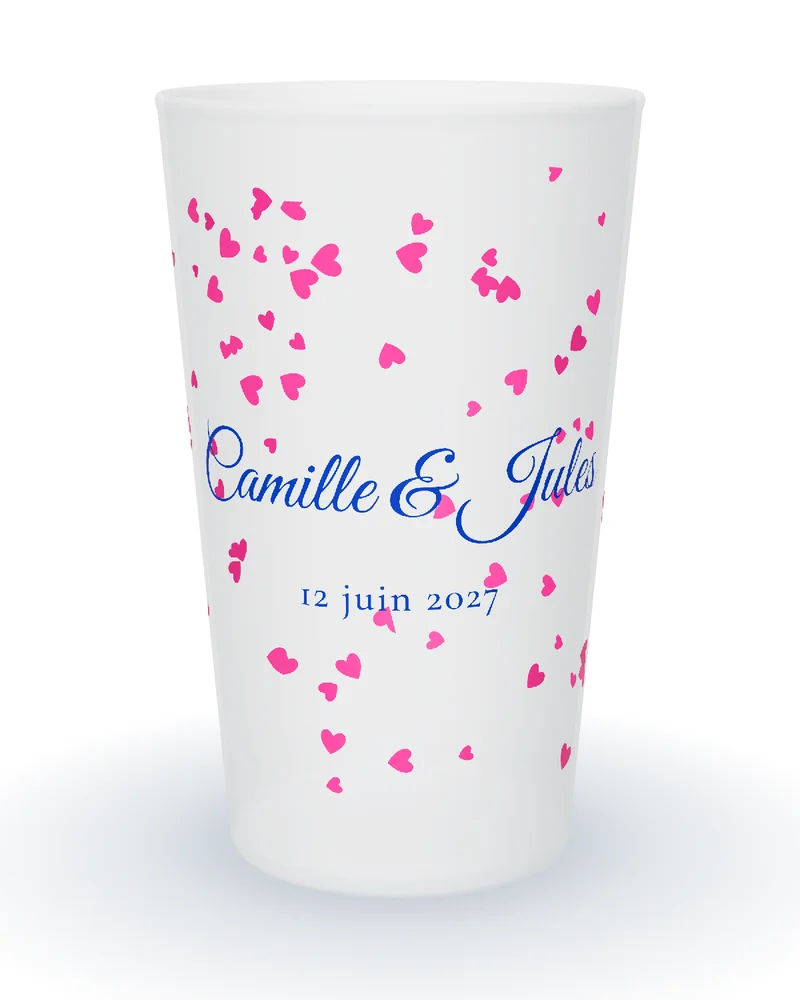 Gobelet personnalisé mariage romantique, confettis de petits cœurs roses et prénoms en calligraphie