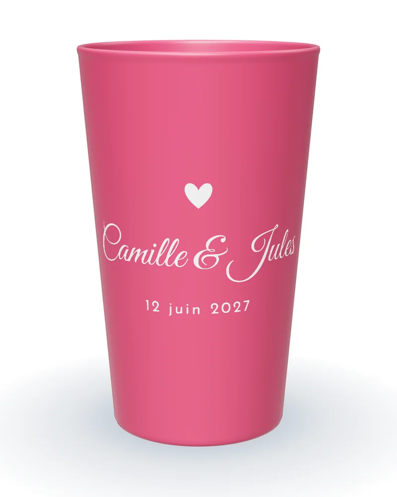 Gobelet personnalisé mariage romantique framboise, petit cœur et prénoms en calligraphie blanche