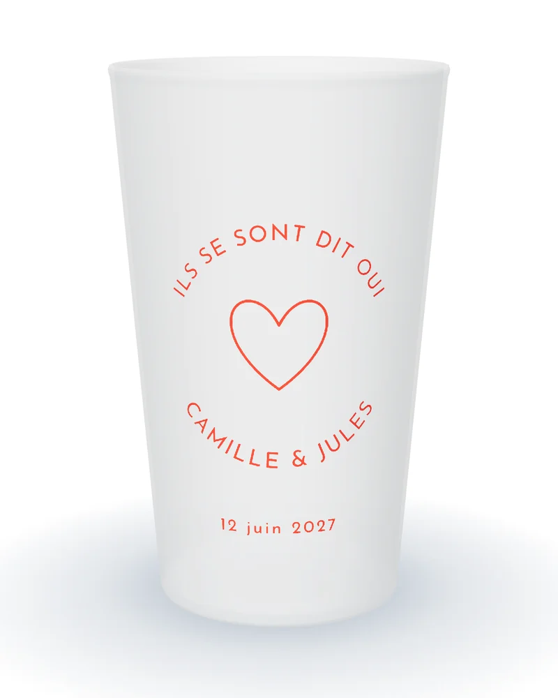 Gobelet personnalisé mariage romantique, texte en arc autour d’un cœur rouge, prénoms et date