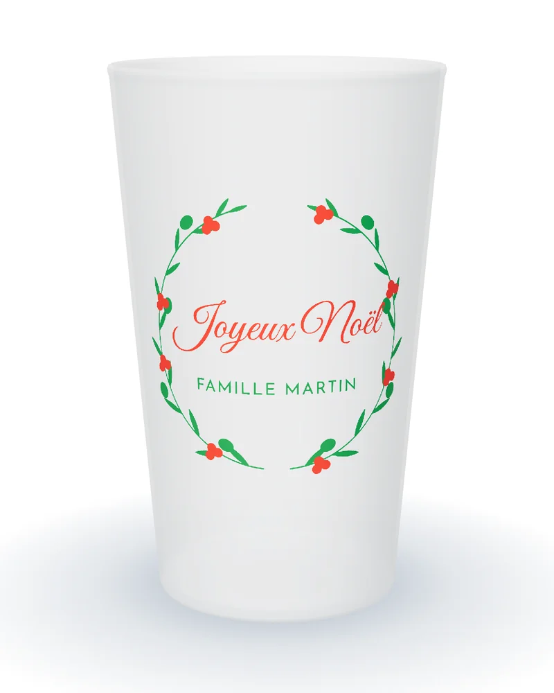 Gobelet personnalisé Noël, couronne de feuillage vert et baies rouges, Joyeux Noël et nom de famille